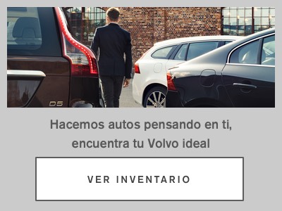 Invitación a revisar inventario de Volvo con asesor de la marca caminando detrás de modelos SUV, Hatchback y Sedán