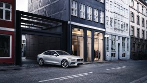 Salida de modelo Volvo S60 color plateado al salir de Garage para circular por calles europeas
