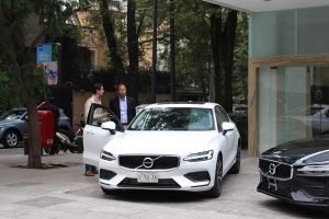 Volvo Sedán color blanco, vista frontal a plena luz del día, auto de exhibición 
